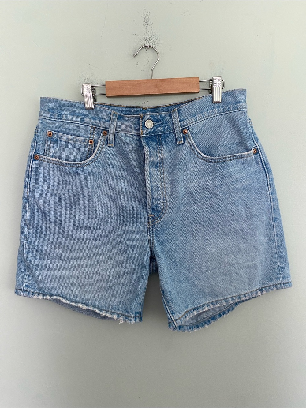 Levi Strauss Women’s light wash jean denim shorts Size 30